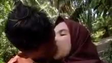 Jilbab SMA Pramuka Ciuman Di Hutan Live