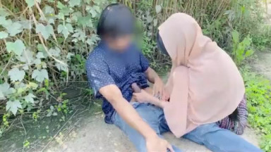 Bokep Indo Tante Hijab Berselingkuh Ngewe di Taman